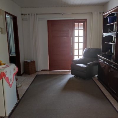 Casa Residencial com 150m², 4 quartos, 1 suíte, 1 garagem, no bairro Balneário em Florianópolis