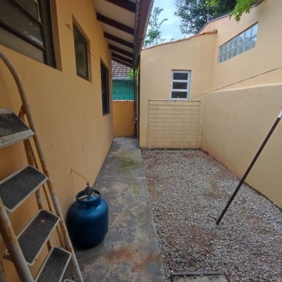 Casa Residencial com 150m², 4 quartos, 1 suíte, 1 garagem, no bairro Balneário em Florianópolis