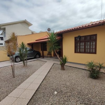 Casa Residencial com 150m², 4 quartos, 1 suíte, 1 garagem, no bairro Balneário em Florianópolis