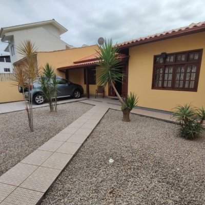 Casa Residencial com 150m², 4 quartos, 1 suíte, 1 garagem, no bairro Balneário em Florianópolis
