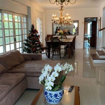 Casa Residencial com 250m², 5 quartos, 3 suítes, 4 garagens, no bairro Jurerê Internacional em Florianópolis