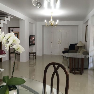 Casa Residencial com 250m², 5 quartos, 3 suítes, 4 garagens, no bairro Jurerê Internacional em Florianópolis