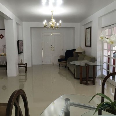 Casa Residencial com 250m², 5 quartos, 3 suítes, 4 garagens, no bairro Jurerê Internacional em Florianópolis