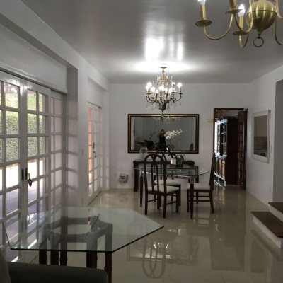 Casa Residencial com 250m², 5 quartos, 3 suítes, 4 garagens, no bairro Jurerê Internacional em Florianópolis