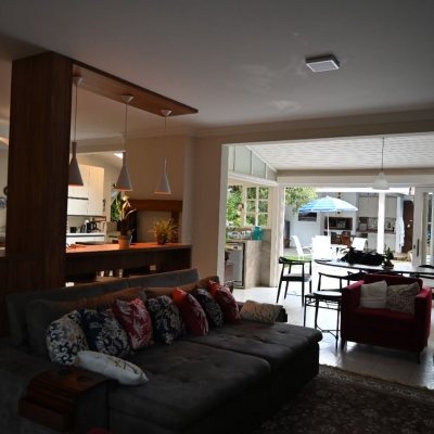 Casa em Condomínio com 320m², 4 quartos, 4 suítes, 4 garagens, no bairro Canto Da Lagoa em Florianópolis