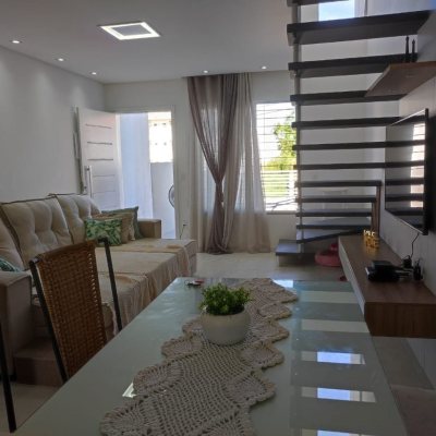 Sobrado Residencial com 120m², 3 quartos (sendo 2 suítes), 2 garagens, no bairro Areias em São José