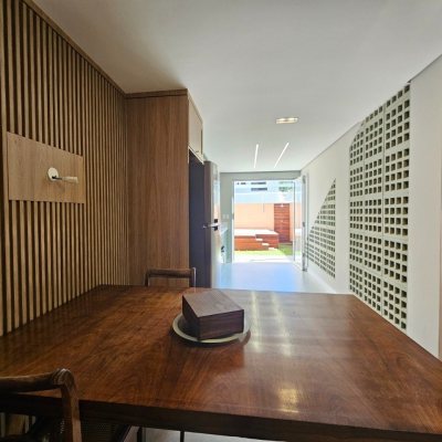 Sobrado Residencial com 120m², 3 quartos (sendo 2 suítes), 2 garagens, no bairro Areias em São José