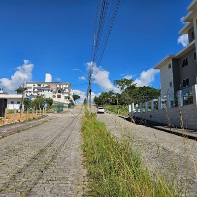Sobrado Residencial com 120m², 3 quartos (sendo 2 suítes), 2 garagens, no bairro Areias em São José
