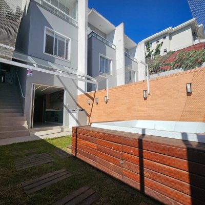 Sobrado Residencial com 120m², 3 quartos (sendo 2 suítes), 2 garagens, no bairro Areias em São José