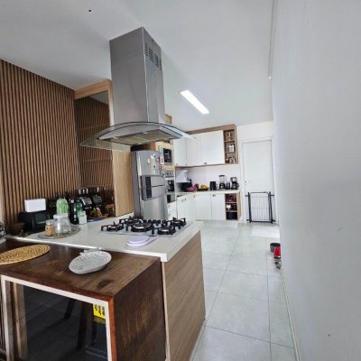 Sobrado Residencial com 120m², 3 quartos (sendo 2 suítes), 2 garagens, no bairro Areias em São José