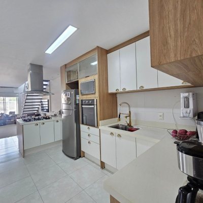 Sobrado Residencial com 120m², 3 quartos (sendo 2 suítes), 2 garagens, no bairro Areias em São José