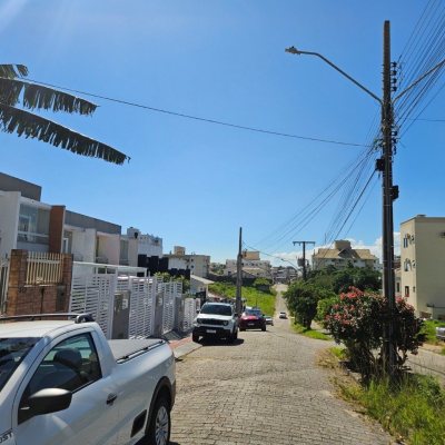 Sobrado Residencial com 120m², 3 quartos (sendo 2 suítes), 2 garagens, no bairro Areias em São José