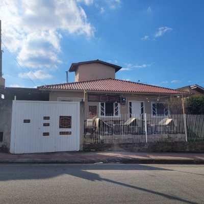 Casa Residencial com 160m², 3 quartos, 1 garagem, no bairro Serraria em São José