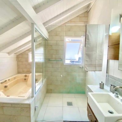 Casa em Condomínio com 380m², 4 quartos, 1 suíte, 3 garagens, no bairro Praia Mole em Florianópolis