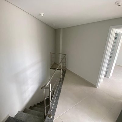 Cobertura com 93m², 3 quartos, 1 suíte, 2 garagens, no bairro Itacorubi em Florianópolis