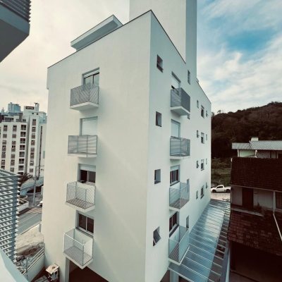 Cobertura com 93m², 3 quartos, 1 suíte, 2 garagens, no bairro Itacorubi em Florianópolis