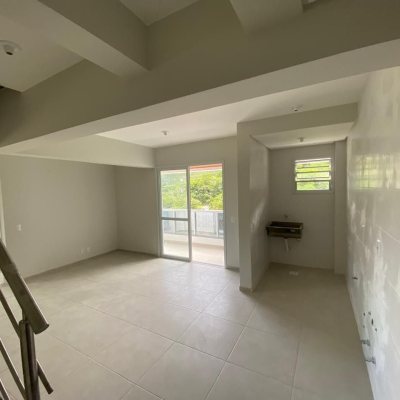 Cobertura com 102m², 3 quartos, 2 suítes, 2 garagens, no bairro Itacorubi em Florianópolis
