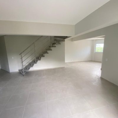 Cobertura com 102m², 3 quartos, 2 suítes, 2 garagens, no bairro Itacorubi em Florianópolis