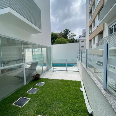 Cobertura com 102m², 3 quartos, 2 suítes, 2 garagens, no bairro Itacorubi em Florianópolis