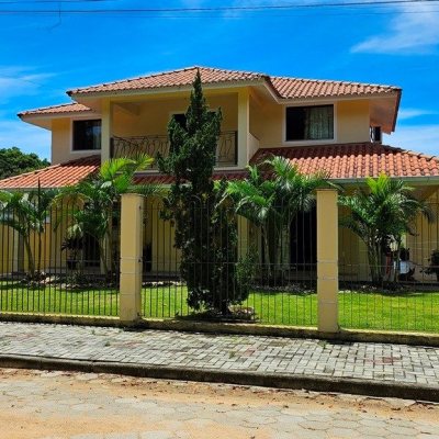 Casa Residencial com 280m², 4 quartos (sendo 3 suítes), 2 garagens, no bairro Sul Do Rio em Santo Amaro Da Imperatriz