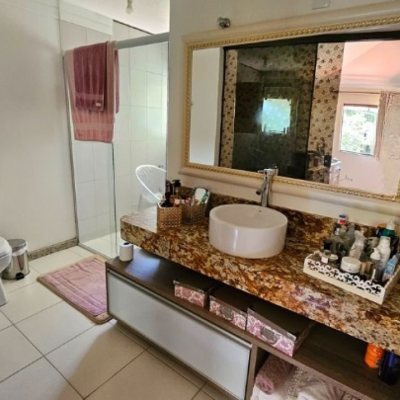Casa Residencial com 280m², 4 quartos (sendo 3 suítes), 2 garagens, no bairro Sul Do Rio em Santo Amaro Da Imperatriz