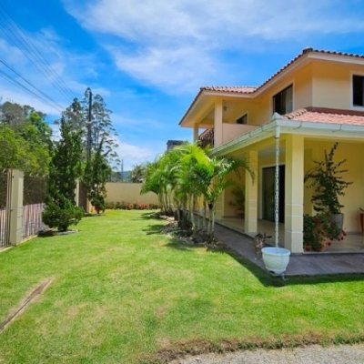 Casa Residencial com 280m², 4 quartos (sendo 3 suítes), 2 garagens, no bairro Sul Do Rio em Santo Amaro Da Imperatriz