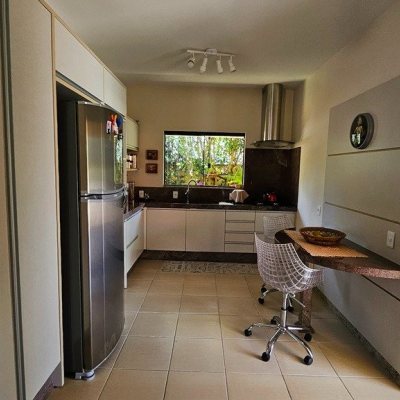 Casa Residencial com 280m², 4 quartos (sendo 3 suítes), 2 garagens, no bairro Sul Do Rio em Santo Amaro Da Imperatriz