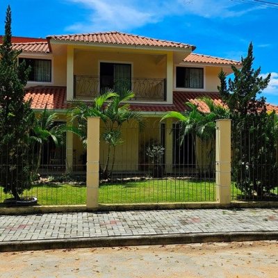 Casa Residencial com 280m², 4 quartos (sendo 3 suítes), 2 garagens, no bairro Sul Do Rio em Santo Amaro Da Imperatriz