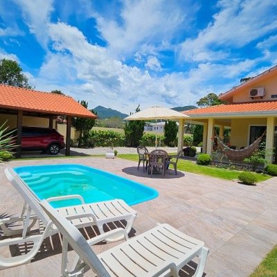 Casa Residencial com 280m², 4 quartos (sendo 3 suítes), 2 garagens, no bairro Sul Do Rio em Santo Amaro Da Imperatriz