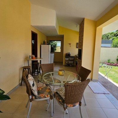 Casa Residencial com 280m², 4 quartos (sendo 3 suítes), 2 garagens, no bairro Sul Do Rio em Santo Amaro Da Imperatriz