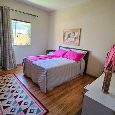 Casa Residencial com 280m², 4 quartos (sendo 3 suítes), 2 garagens, no bairro Sul Do Rio em Santo Amaro Da Imperatriz