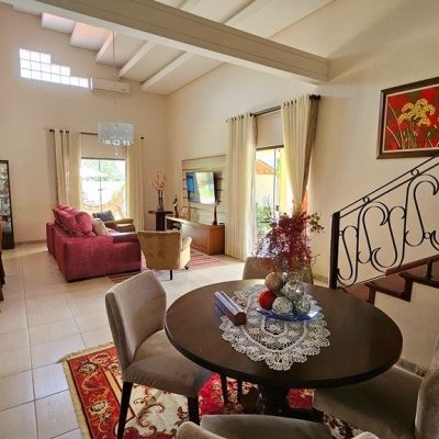 Casa Residencial com 280m², 4 quartos (sendo 3 suítes), 2 garagens, no bairro Sul Do Rio em Santo Amaro Da Imperatriz