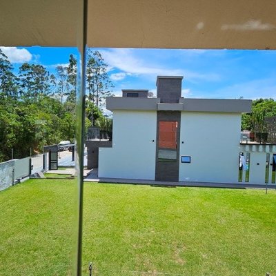 Casa Residencial com 280m², 4 quartos (sendo 3 suítes), 2 garagens, no bairro Sul Do Rio em Santo Amaro Da Imperatriz
