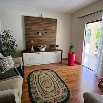 Casa Residencial com 280m², 4 quartos (sendo 3 suítes), 2 garagens, no bairro Sul Do Rio em Santo Amaro Da Imperatriz