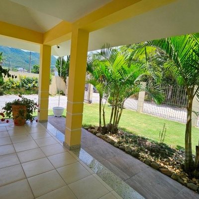 Casa Residencial com 280m², 4 quartos (sendo 3 suítes), 2 garagens, no bairro Sul Do Rio em Santo Amaro Da Imperatriz