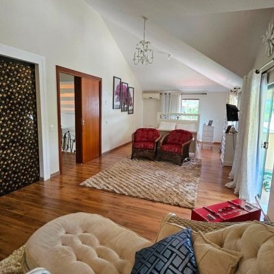Casa Residencial com 280m², 4 quartos (sendo 3 suítes), 2 garagens, no bairro Sul Do Rio em Santo Amaro Da Imperatriz