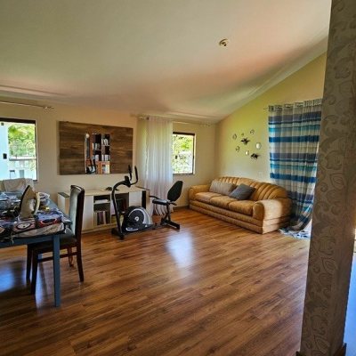 Casa Residencial com 280m², 4 quartos (sendo 3 suítes), 2 garagens, no bairro Sul Do Rio em Santo Amaro Da Imperatriz