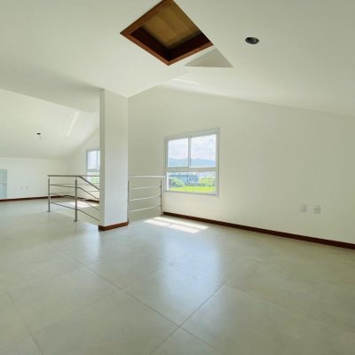 Casa Residencial com 151m², 3 quartos, 1 suíte, 2 garagens, no bairro Campeche em Florianópolis