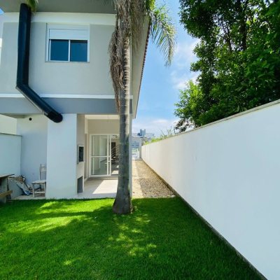 Casa Residencial com 151m², 3 quartos, 1 suíte, 2 garagens, no bairro Campeche em Florianópolis