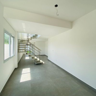 Casa Residencial com 151m², 3 quartos, 1 suíte, 2 garagens, no bairro Campeche em Florianópolis