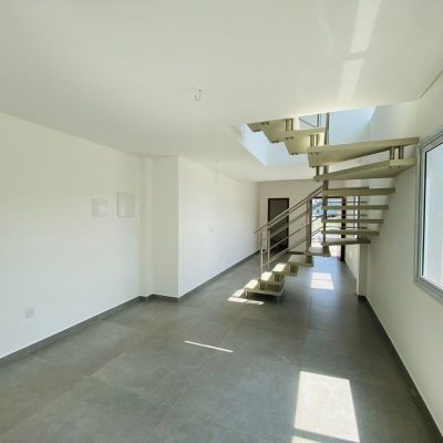 Casa Residencial com 151m², 3 quartos, 1 suíte, 2 garagens, no bairro Campeche em Florianópolis