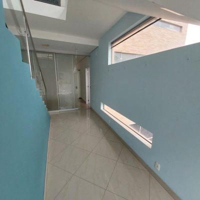 Loja com 81m², 2 garagens, no bairro Saco Dos Limões em Florianópolis