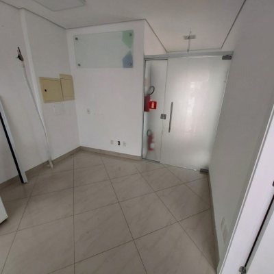 Loja com 81m², 2 garagens, no bairro Saco Dos Limões em Florianópolis