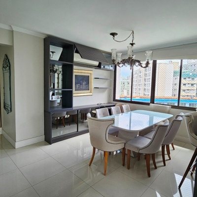 Apartamentos com 146m², 4 quartos (sendo 1 suíte), 2 garagens, no bairro Centro em Florianópolis
