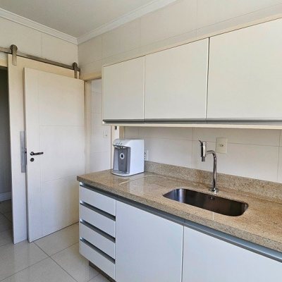 Apartamentos com 146m², 4 quartos (sendo 1 suíte), 2 garagens, no bairro Centro em Florianópolis
