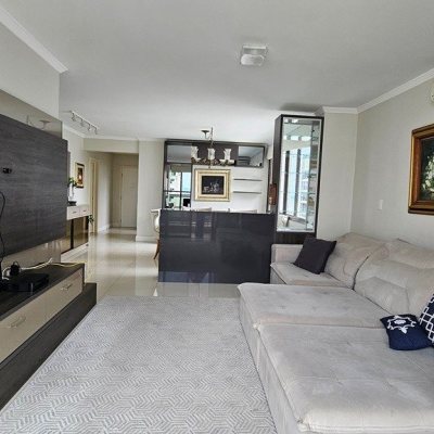 Apartamentos com 146m², 4 quartos (sendo 1 suíte), 2 garagens, no bairro Centro em Florianópolis