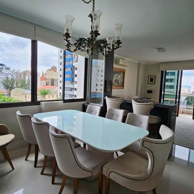 Apartamentos com 146m², 4 quartos (sendo 1 suíte), 2 garagens, no bairro Centro em Florianópolis