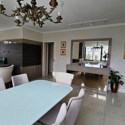 Apartamentos com 146m², 4 quartos (sendo 1 suíte), 2 garagens, no bairro Centro em Florianópolis