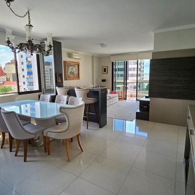 Apartamentos com 146m², 4 quartos (sendo 1 suíte), 2 garagens, no bairro Centro em Florianópolis