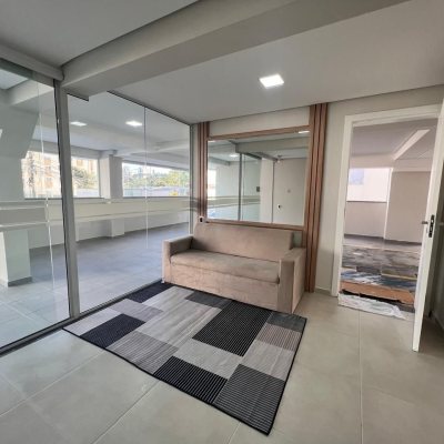 Cobertura com 114m², 2 quartos, 2 suítes, 2 garagens, no bairro Itacorubi em Florianópolis